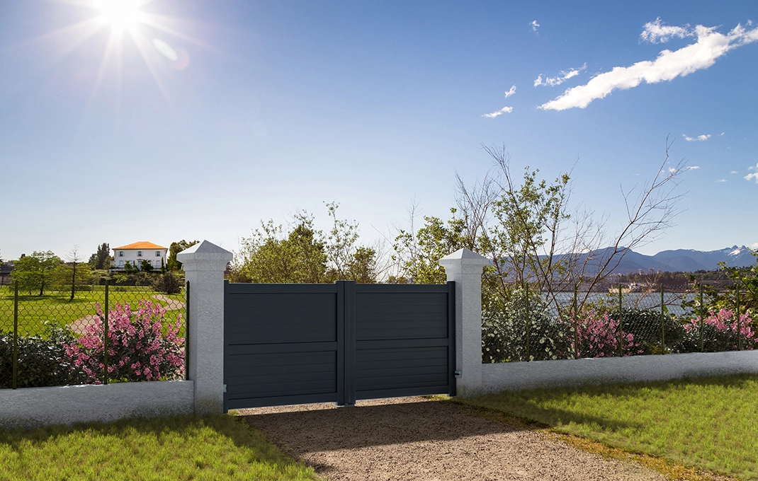 mise en situation portail en aluminium sancy battant noir mat Prefalu