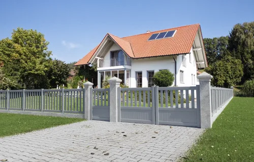 mise en situation portail en aluminium pinde battant Prefalu