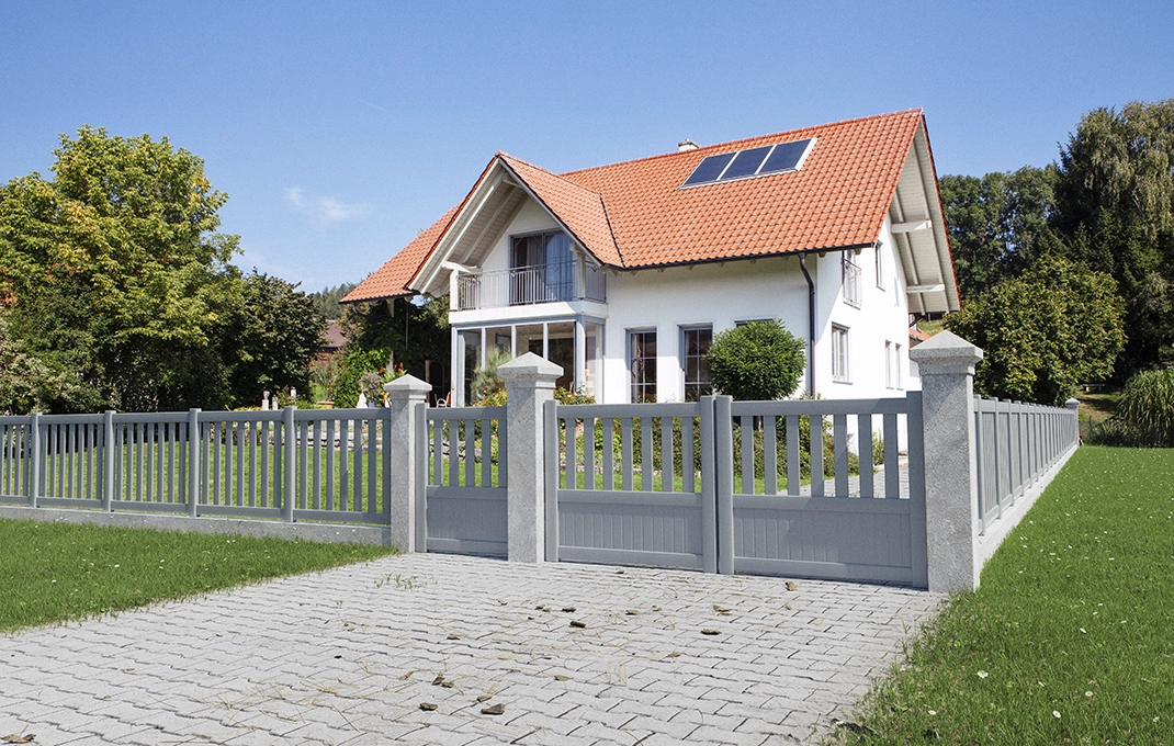 mise en situation portail en aluminium pinde battant Prefalu