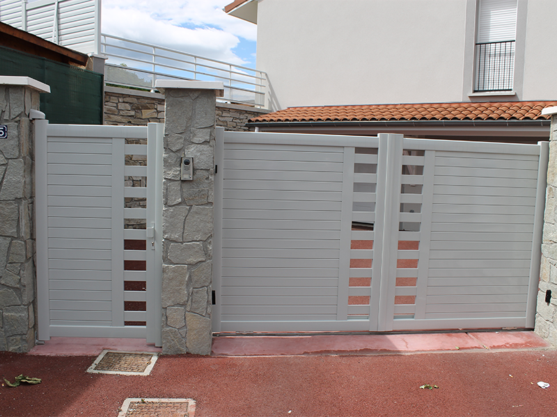 Exemple de portail et portillon blanc en aluminium assortis